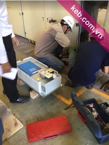 Kỹ thuật viên lắp đặt biến tần KEB công suất lớn tại công trình