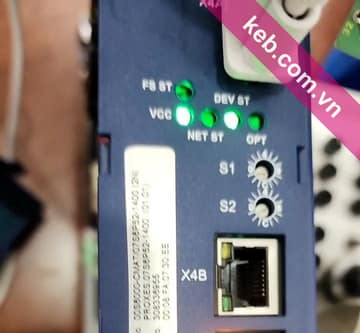 Servo drive KEB COMBIVERT S6 đang cấp nguồn, đèn trạng thái sáng xanh