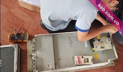 Mở vỏ kiểm tra biến tần KEB bằng đồng hồ đo