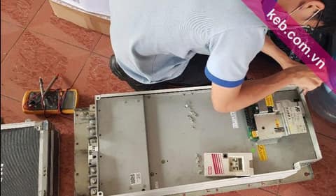 Mở vỏ kiểm tra biến tần KEB tại chỗ bằng đồng hồ đo