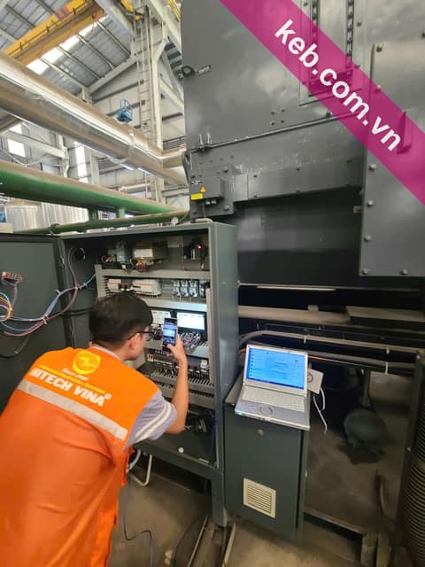 Kỹ thuật viên Hitech Vina kiểm tra tủ điều khiển biến tần tại nhà máy khách hàng