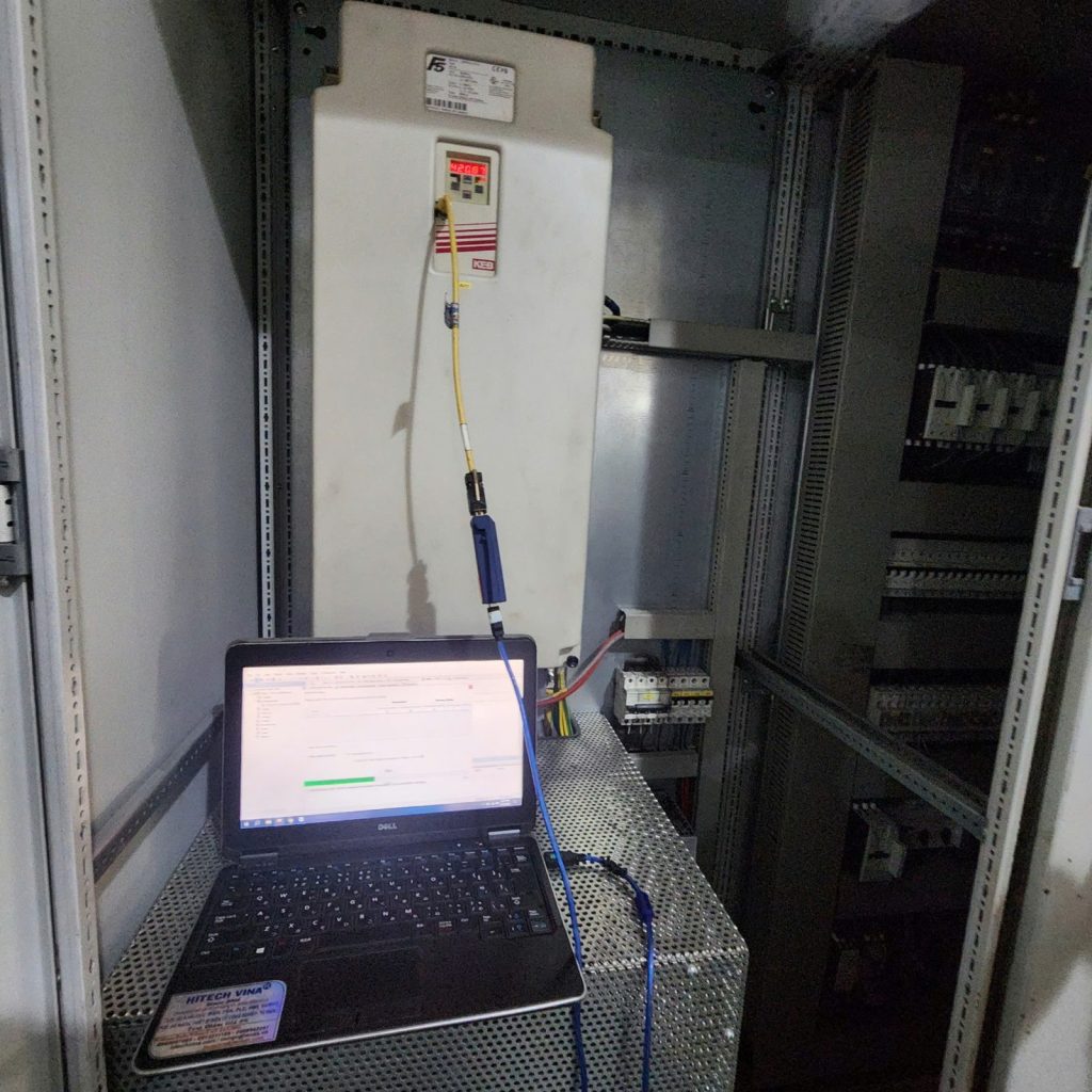 Laptop chạy phần mềm COMBIVIS nối cáp với operator biến tần KEB F5 trong tủ điện